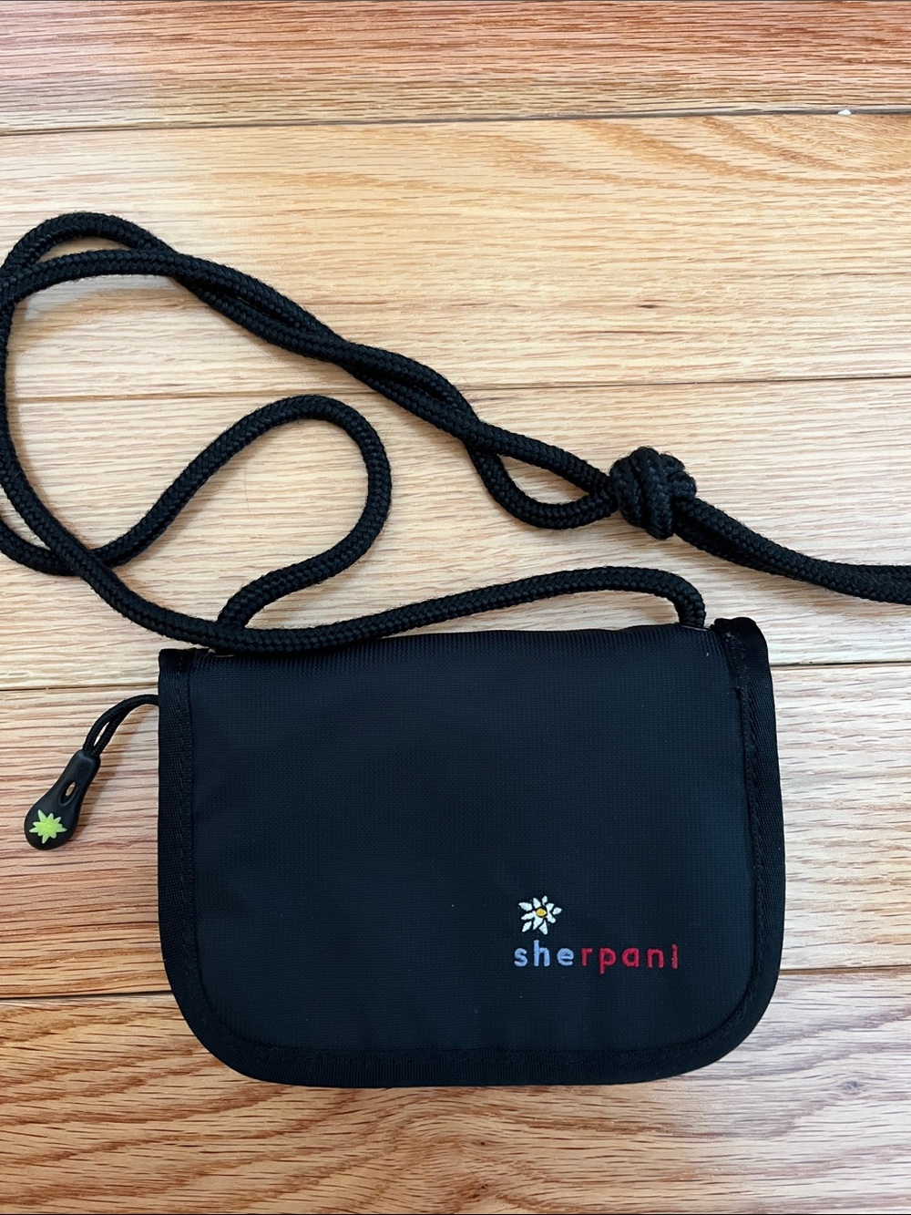 LIKE NEW Sherpani Daisy travel wallet / crossbody